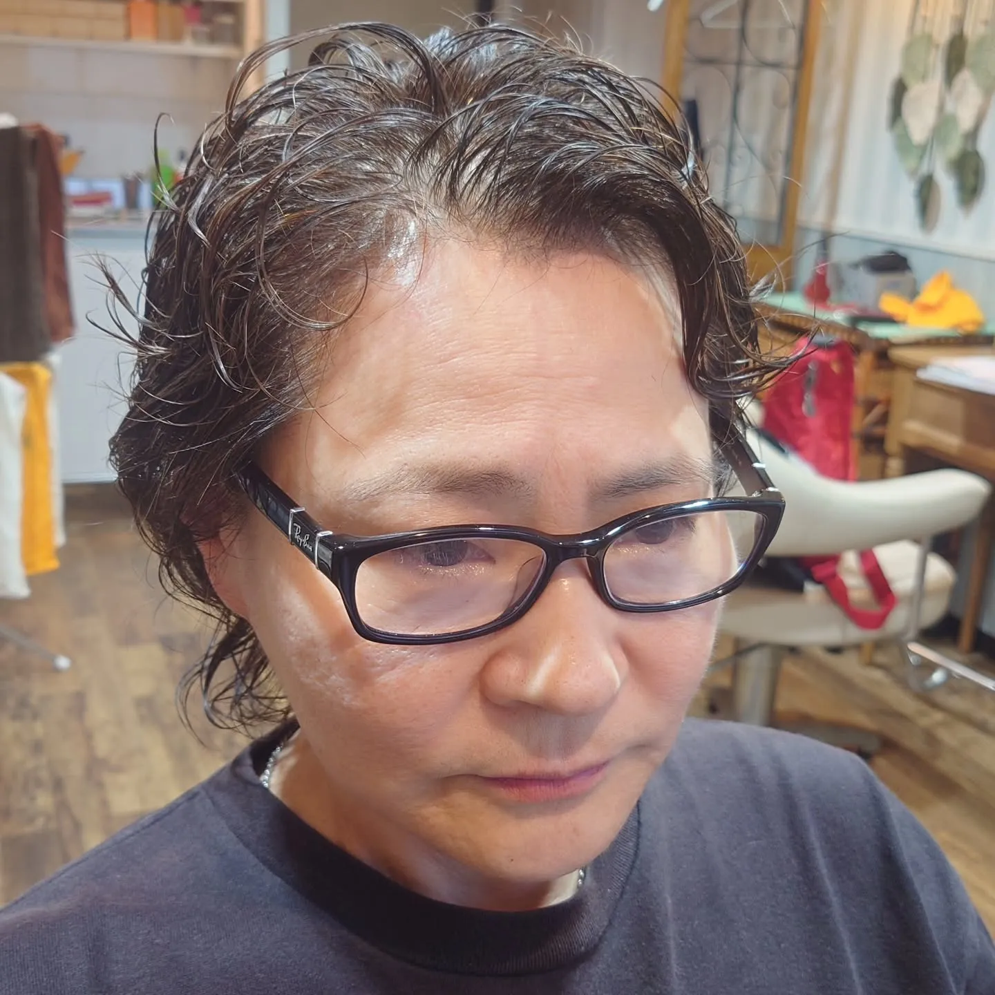 レディースにもメンズにも合うウルフスタイルにパーマをかけて良...