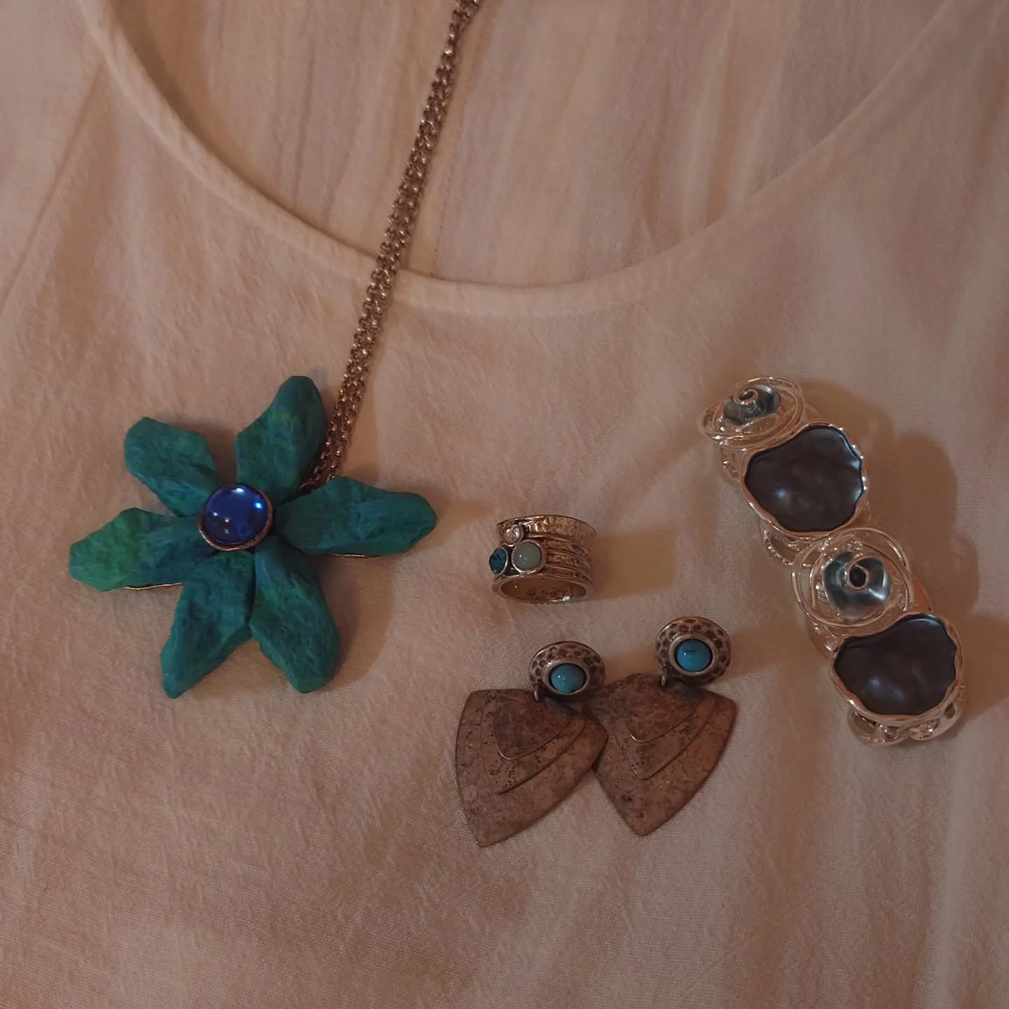 蒸し暑い日の涼しげ白コーデ